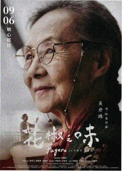 男生头像动漫：黑发少年低头看手机